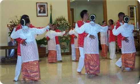Pakaian Adat Kebaya Dansa Khas Maluku